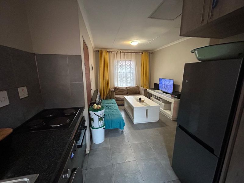 Warm & Spacious 2-Bedroom Family Home with Fibre in Secure Clayville, Midrand - Photo 4