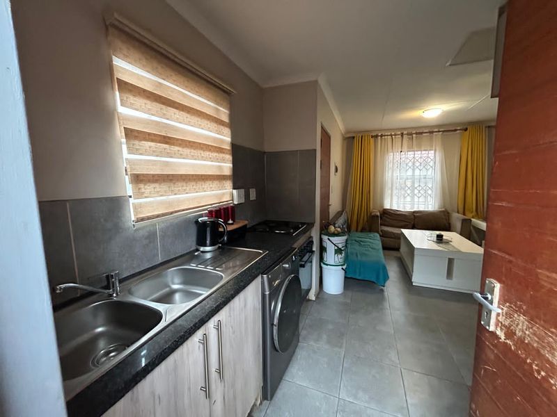 Warm & Spacious 2-Bedroom Family Home with Fibre in Secure Clayville, Midrand - Photo 2