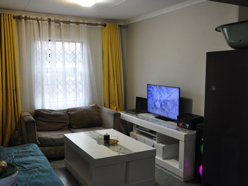 Warm & Spacious 2-Bedroom Family Home with Fibre in Secure Clayville, Midrand - Photo 5