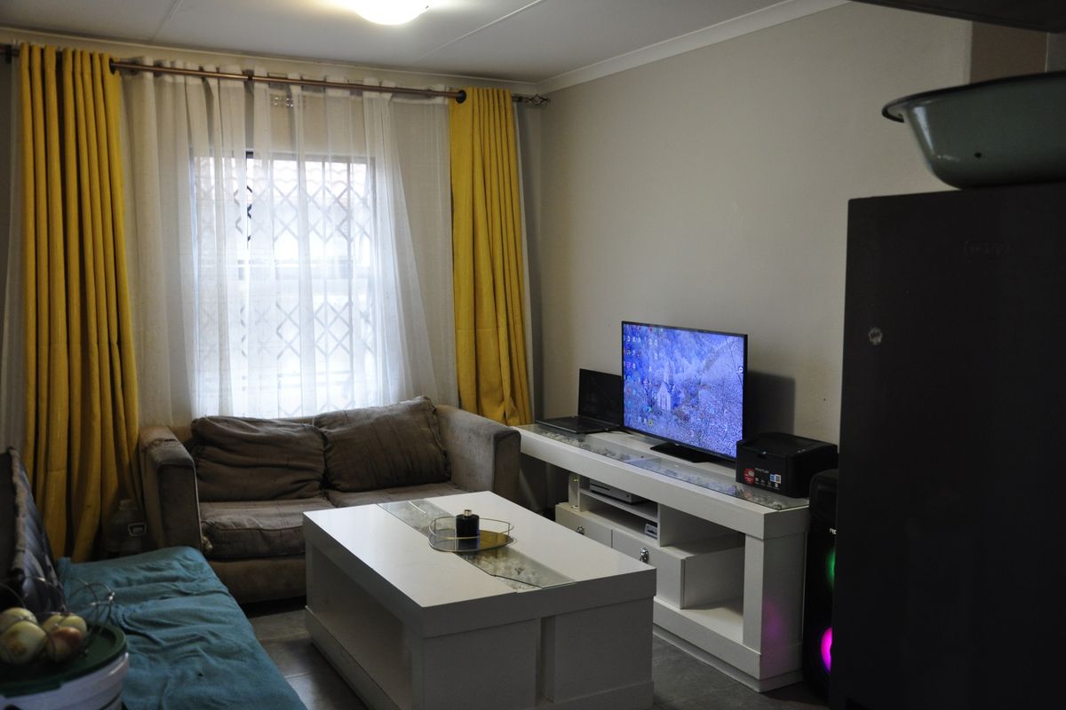 Warm & Spacious 2-Bedroom Family Home with Fibre in Secure Clayville, Midrand - Photo 5