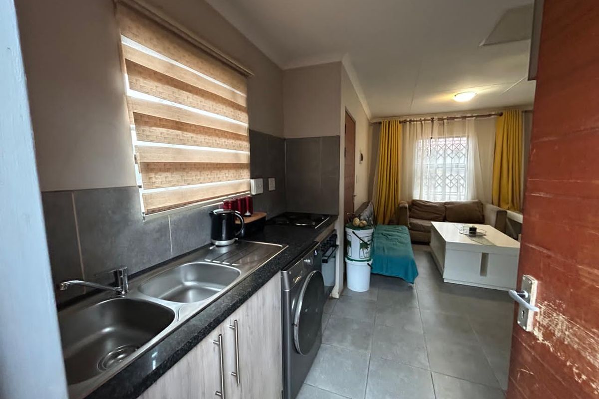 Warm & Spacious 2-Bedroom Family Home with Fibre in Secure Clayville, Midrand - Photo 2