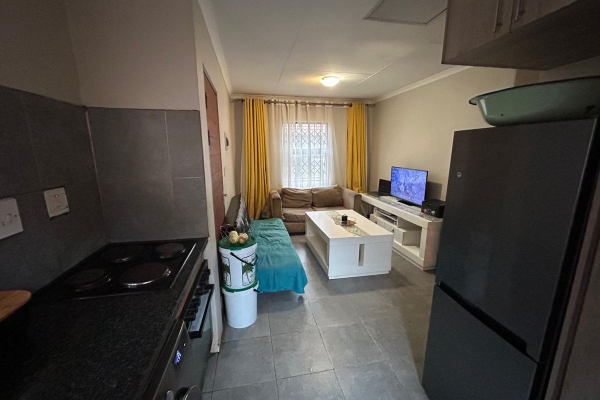 Warm & Spacious 2-Bedroom Family Home with Fibre in Secure Clayville, Midrand - Photo 4