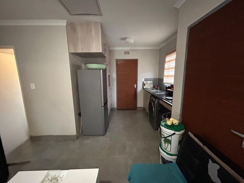 Warm & Spacious 2-Bedroom Family Home with Fibre in Secure Clayville, Midrand - Photo 3