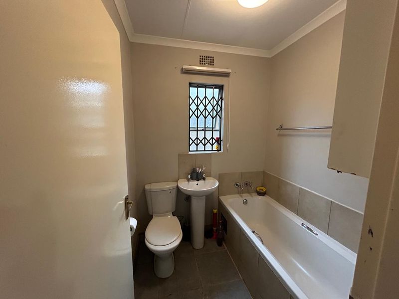 Warm & Spacious 2-Bedroom Family Home with Fibre in Secure Clayville, Midrand - Photo 10