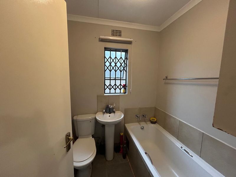 Warm & Spacious 2-Bedroom Family Home with Fibre in Secure Clayville, Midrand - Photo 9