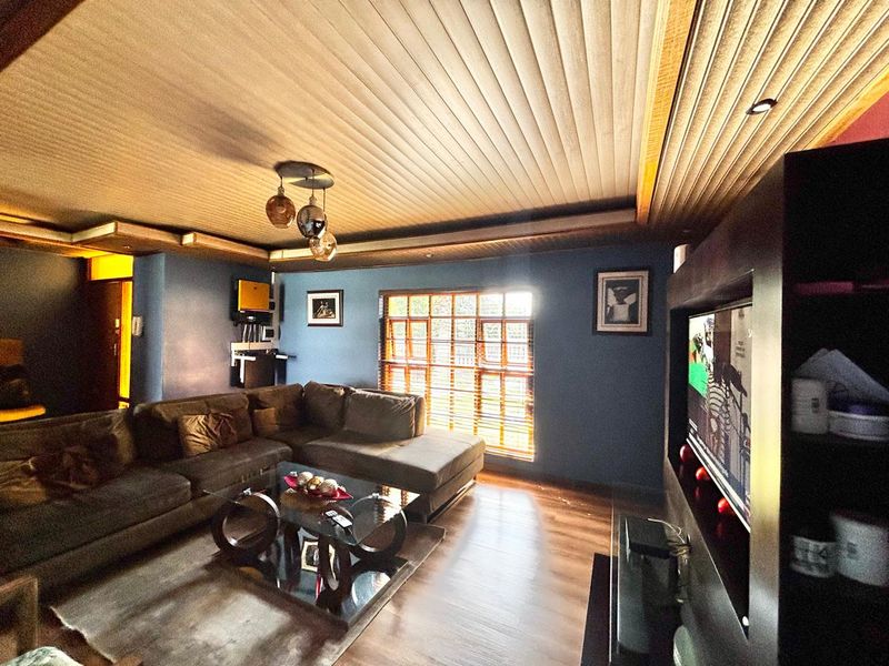 Neat 3 Bedroom Home with Entertainment Area - Photo 5