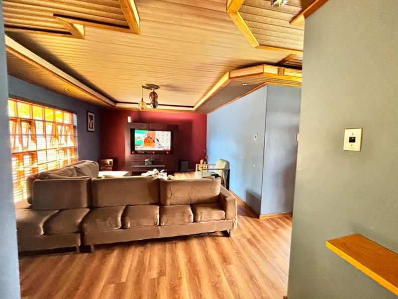 Neat 3 Bedroom Home with Entertainment Area - Photo 2