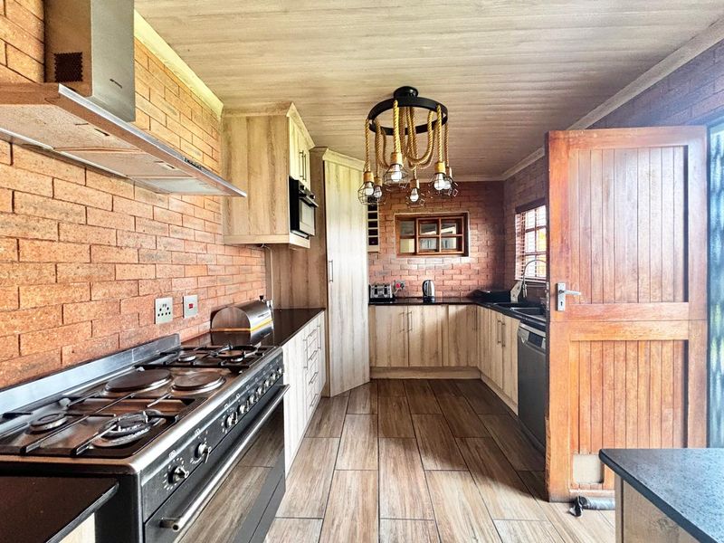 Neat 3 Bedroom Home with Entertainment Area - Photo 8