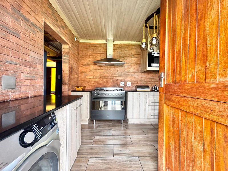 Neat 3 Bedroom Home with Entertainment Area - Photo 7