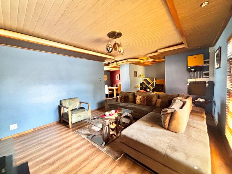 Neat 3 Bedroom Home with Entertainment Area - Photo 6