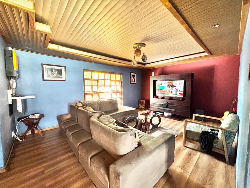 Neat 3 Bedroom Home with Entertainment Area - Photo 4
