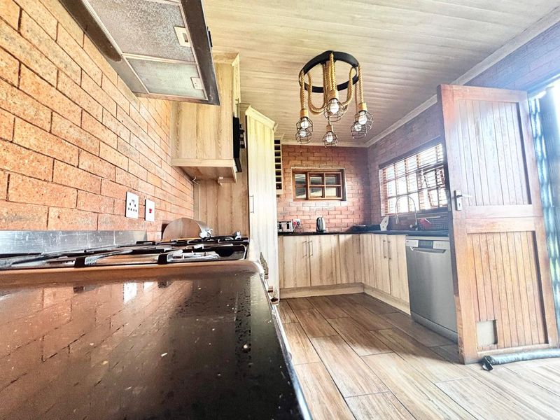 Neat 3 Bedroom Home with Entertainment Area - Photo 10