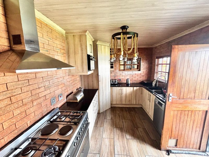 Neat 3 Bedroom Home with Entertainment Area - Photo 9