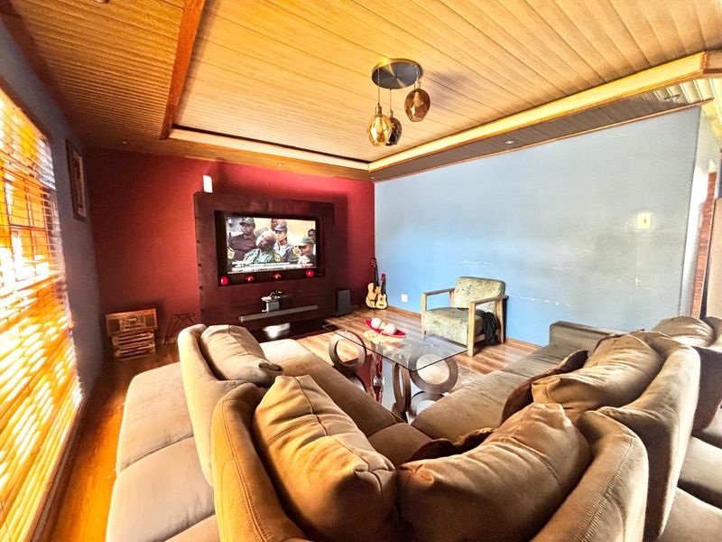 Neat 3 Bedroom Home with Entertainment Area - Photo 3