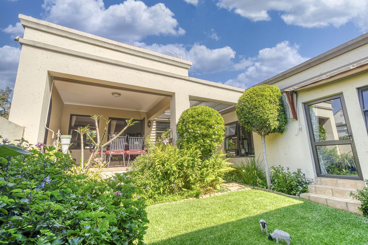 Secure and tranquil Living in Cedar Lakes Lifestyle Estate - Photo 2