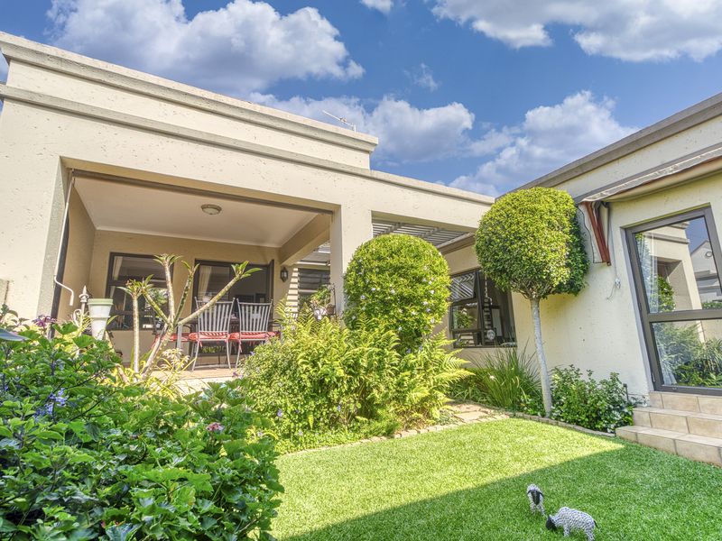 Secure and tranquil Living in Cedar Lakes Lifestyle Estate - Photo 2