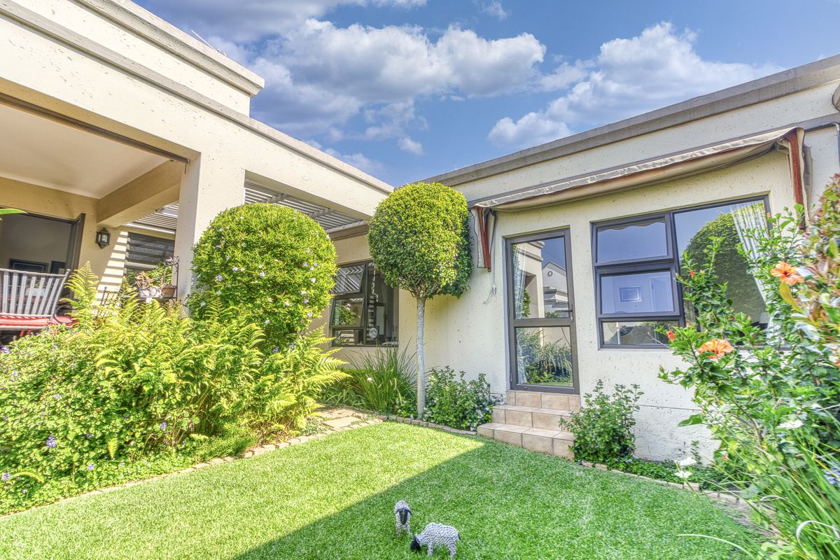 Secure and tranquil Living in Cedar Lakes Lifestyle Estate - Photo 3