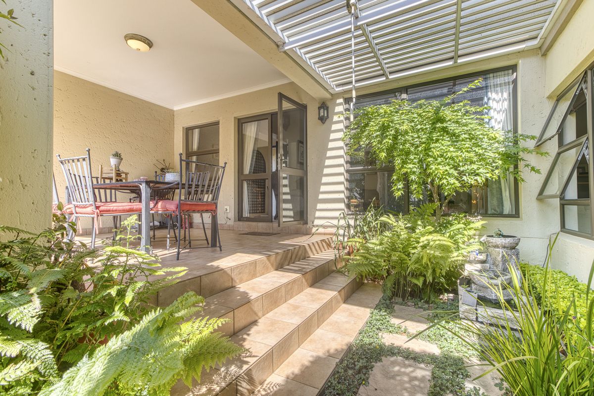 Secure and tranquil Living in Cedar Lakes Lifestyle Estate - Photo 4