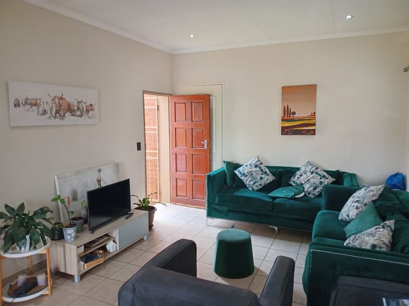 INVITING Interested buyers from R1 150 00 to R1 400 000, to come view and NEGOTIATE!! - Photo 5