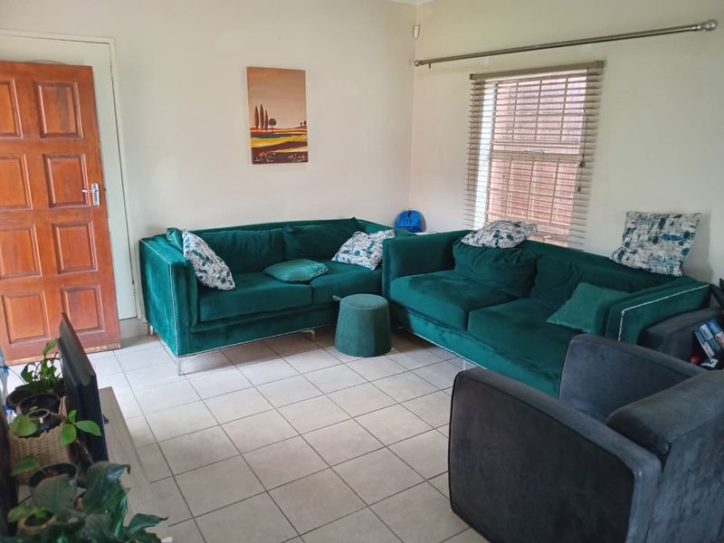 INVITING Interested buyers from R1 150 00 to R1 400 000, to come view and NEGOTIATE!! - Photo 6