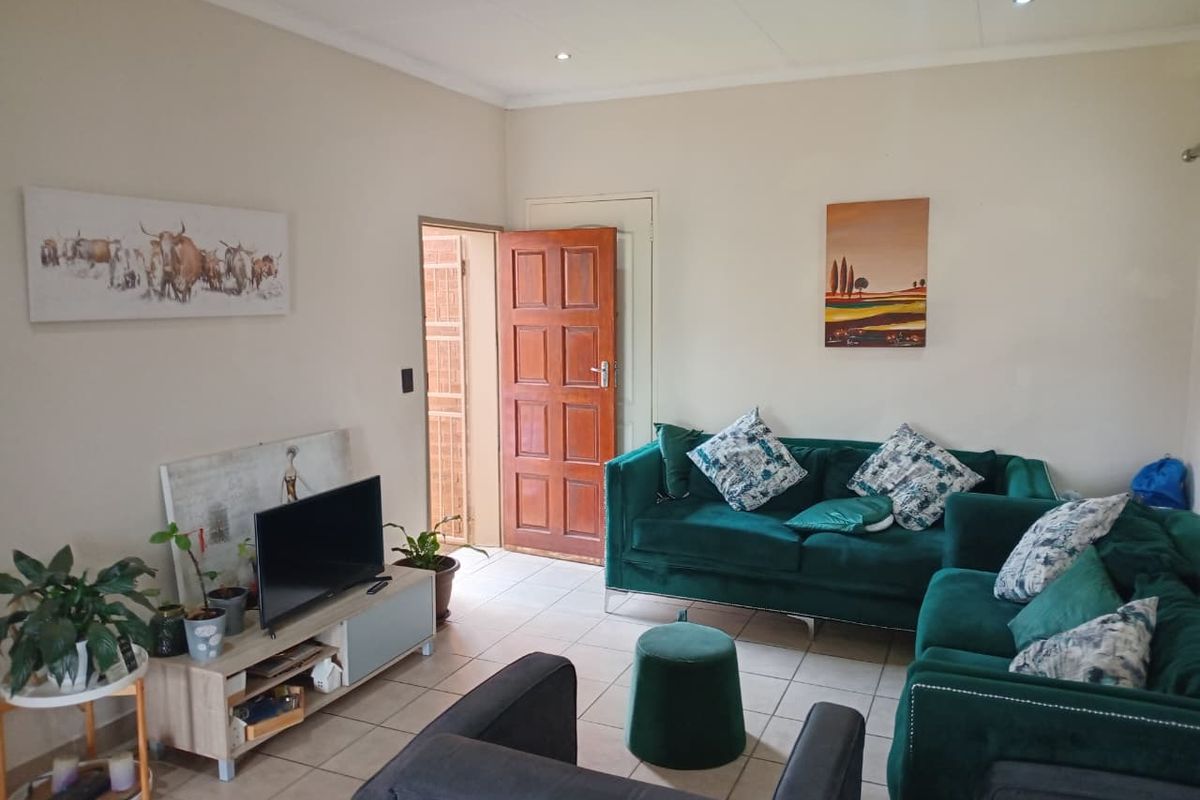 INVITING Interested buyers from R1 150 00 to R1 400 000, to come view and NEGOTIATE!! - Photo 5