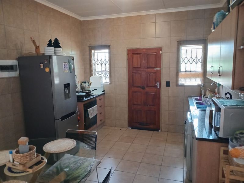 INVITING Interested buyers from R1 180 00 to R1 280 000, to come view and NEGOTIATE!! - Photo 3