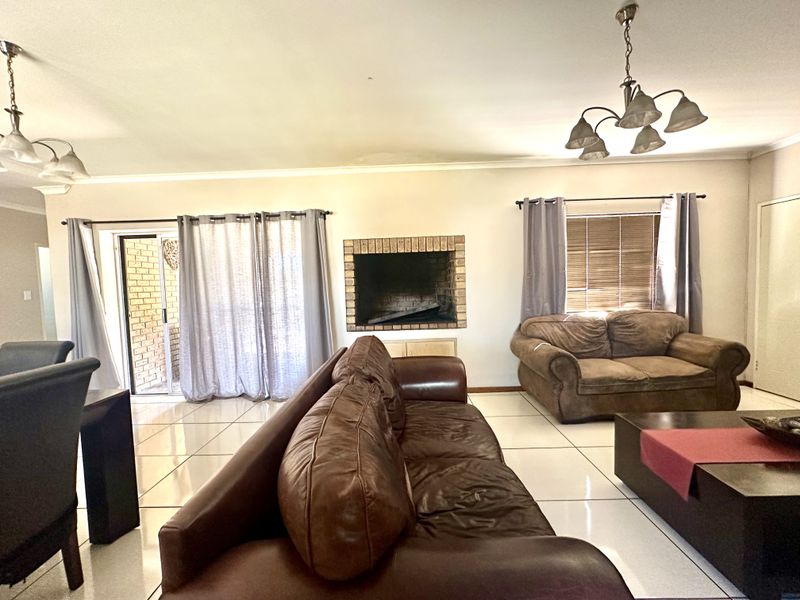 Corner-Plot Family Home - Photo 4