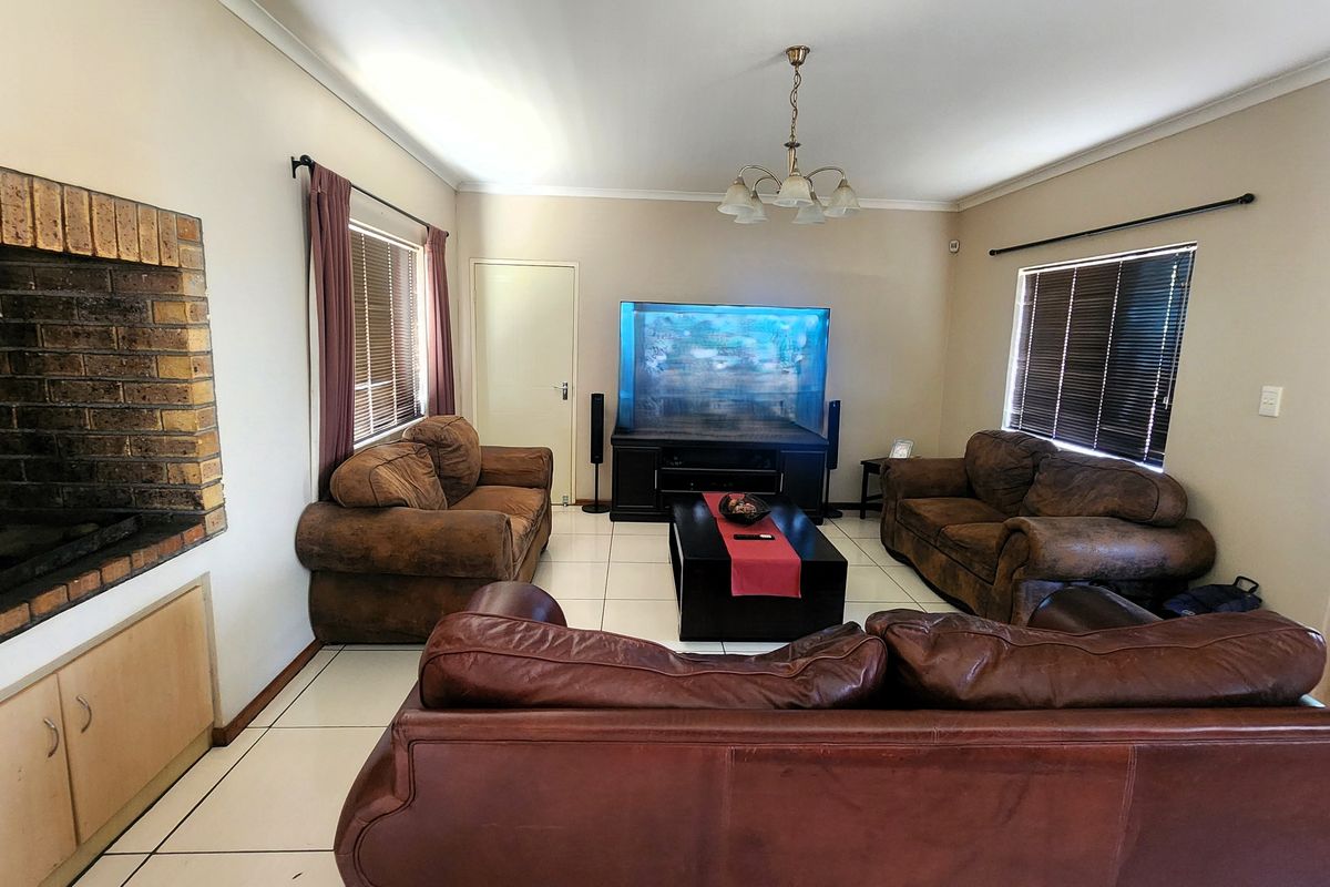 Corner-Plot Family Home - Photo 5