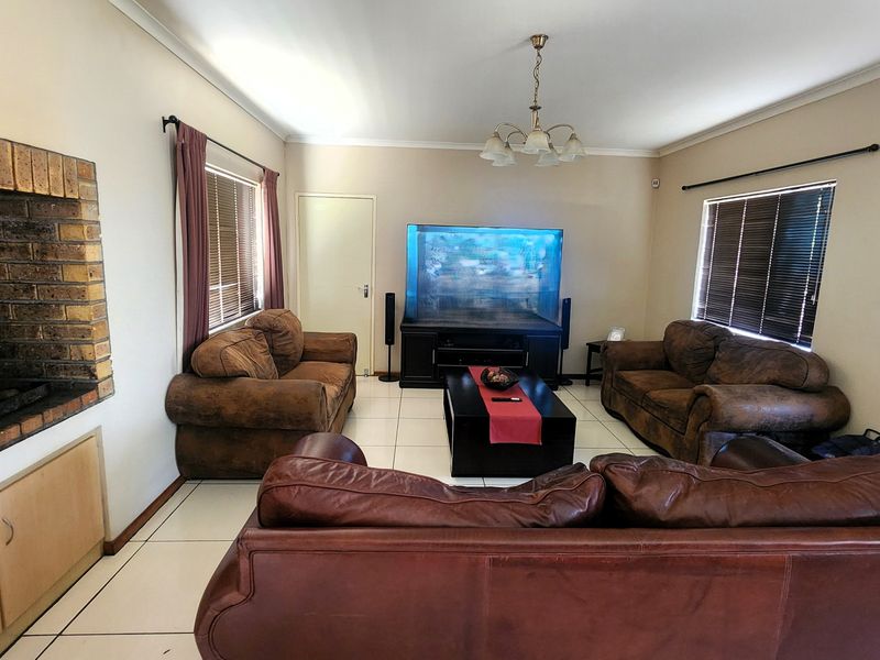 Corner-Plot Family Home - Photo 5