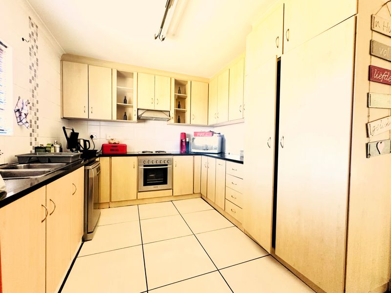 Corner-Plot Family Home - Photo 8