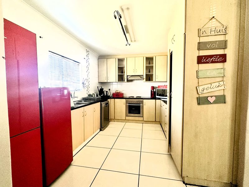 Corner-Plot Family Home - Photo 7