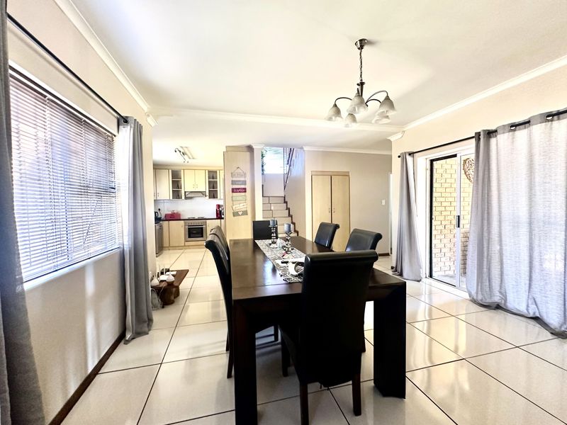 Corner-Plot Family Home - Photo 6