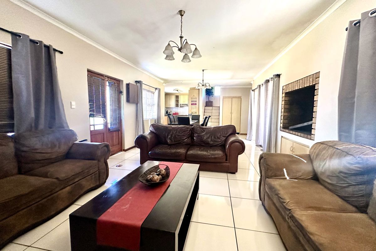 Corner-Plot Family Home - Photo 3