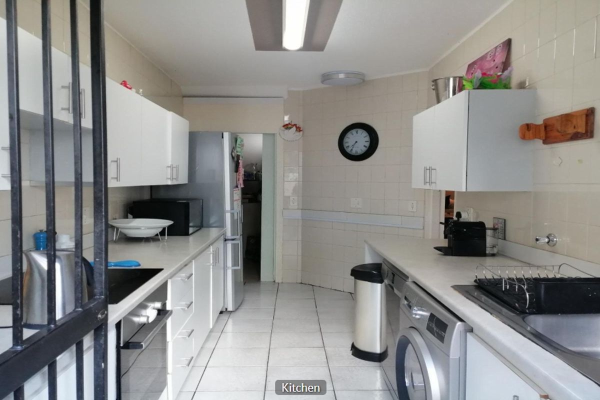 Spacious 3-Bedroom Family Home with Study, Staff Room & Pool in Prime Bryanston - Photo 4