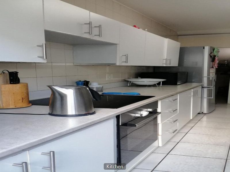Spacious 3-Bedroom Family Home with Study, Staff Room & Pool in Prime Bryanston - Photo 3
