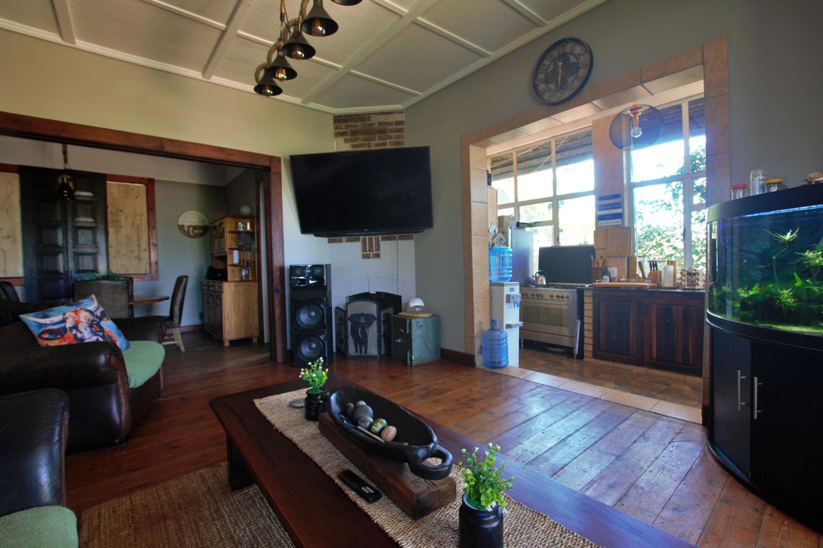 Exceptional Investment Opportunity – Modern 3-Bedroom Home with 3 Flats - Photo 3