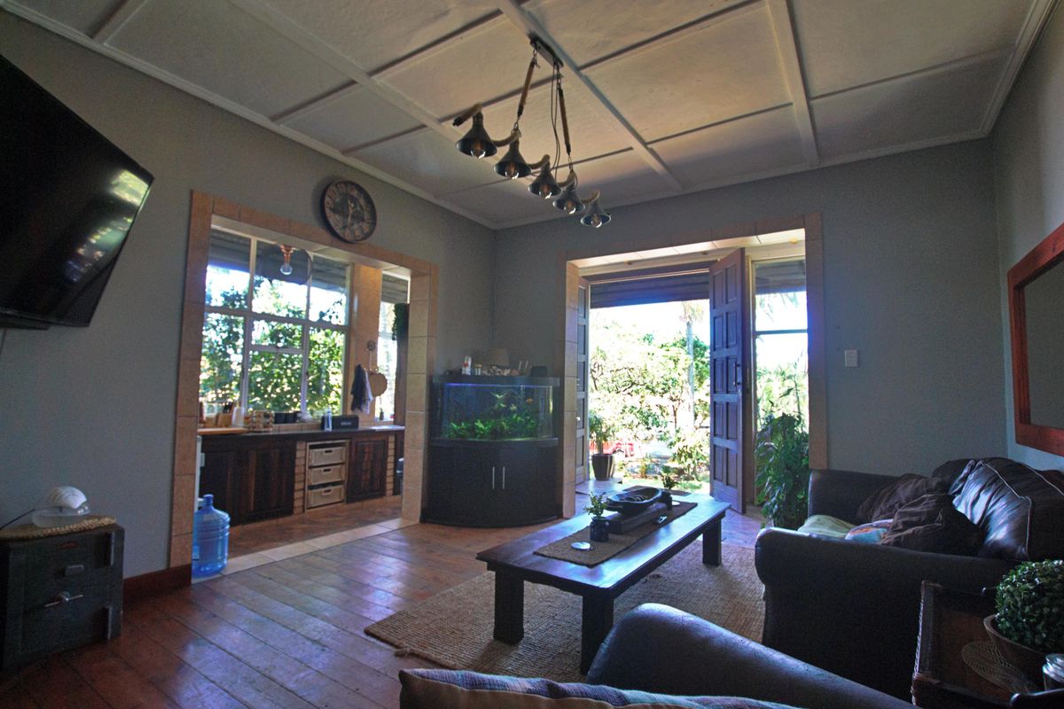 Exceptional Investment Opportunity – Modern 3-Bedroom Home with 3 Flats - Photo 4