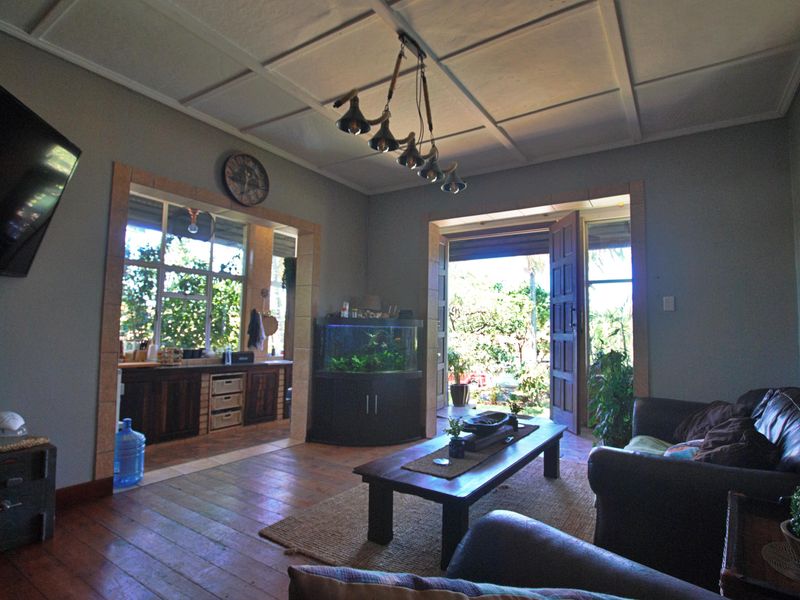 Exceptional Investment Opportunity – Modern 3-Bedroom Home with 3 Flats - Photo 4