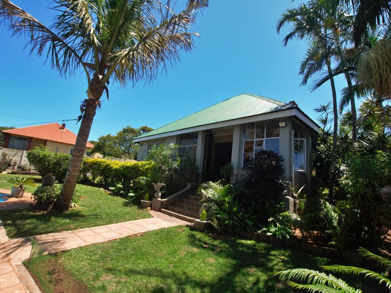 Exceptional Investment Opportunity – Modern 3-Bedroom Home with 3 Flats - Photo 1