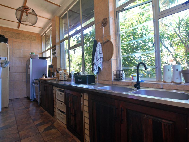 Exceptional Investment Opportunity – Modern 3-Bedroom Home with 3 Flats - Photo 5