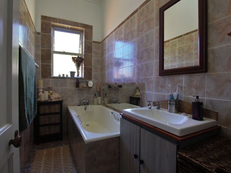 Exceptional Investment Opportunity – Modern 3-Bedroom Home with 3 Flats - Photo 10