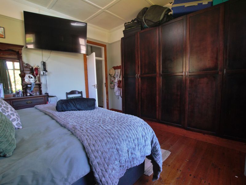 Exceptional Investment Opportunity – Modern 3-Bedroom Home with 3 Flats - Photo 9