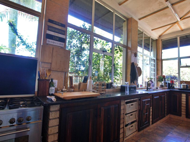 Exceptional Investment Opportunity – Modern 3-Bedroom Home with 3 Flats - Photo 6