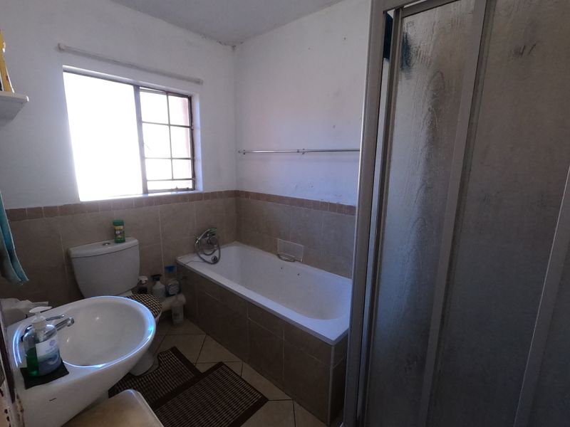 2 bed and 1 bath Ground Floor unit - Photo 3