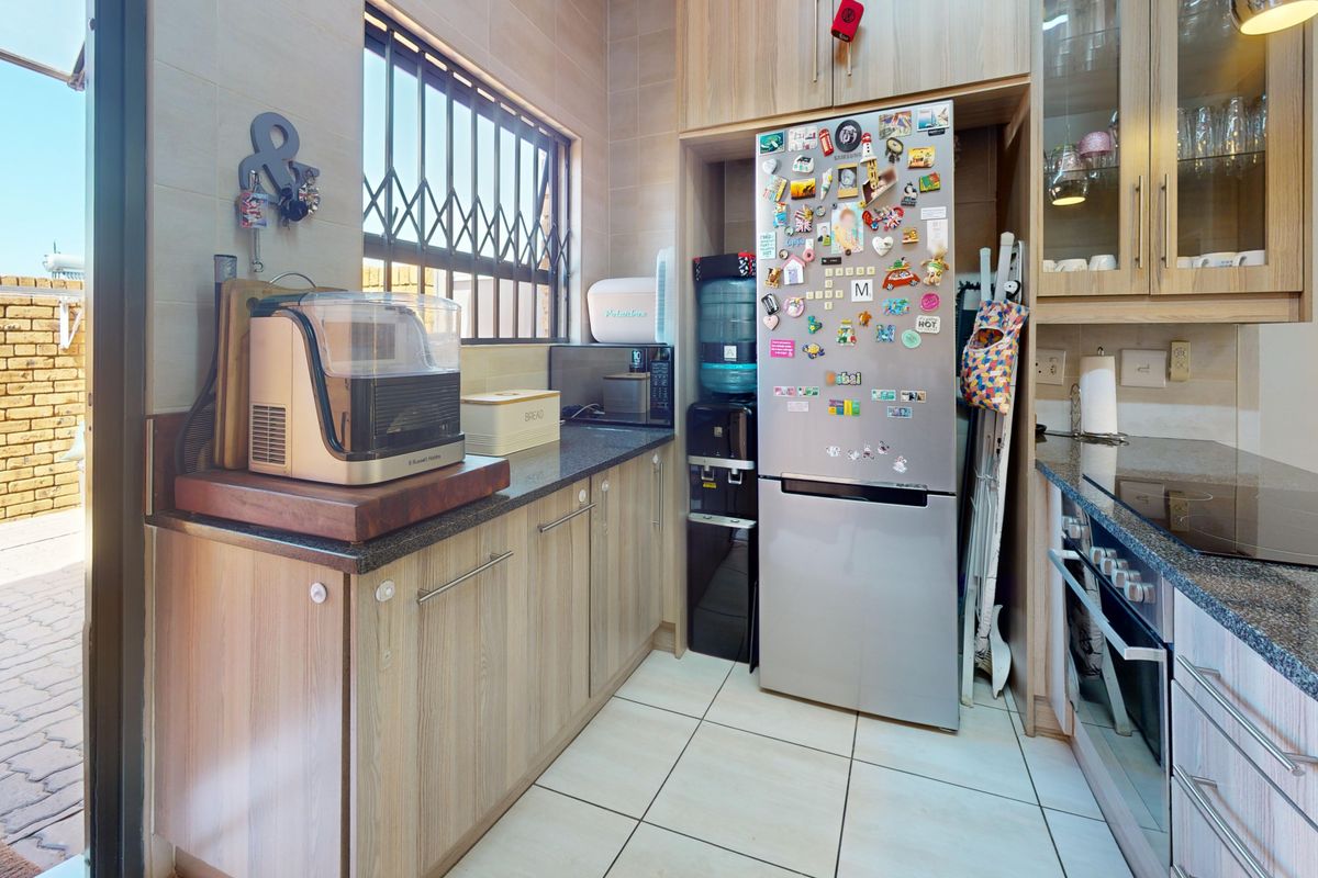 Sophisticated Open-Plan Living with Timeless Appeal - Photo 4