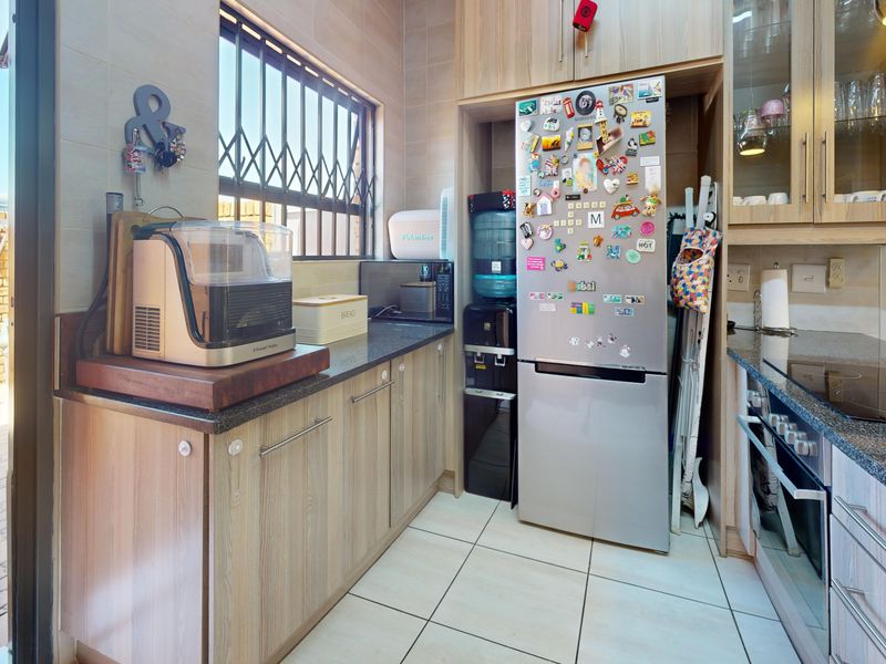 Sophisticated Open-Plan Living with Timeless Appeal - Photo 4