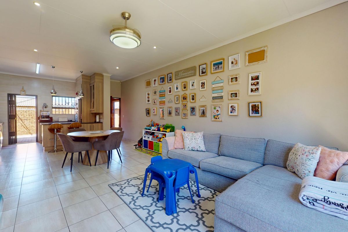 Sophisticated Open-Plan Living with Timeless Appeal - Photo 5