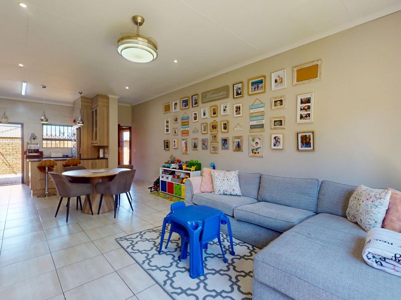 Sophisticated Open-Plan Living with Timeless Appeal - Photo 5