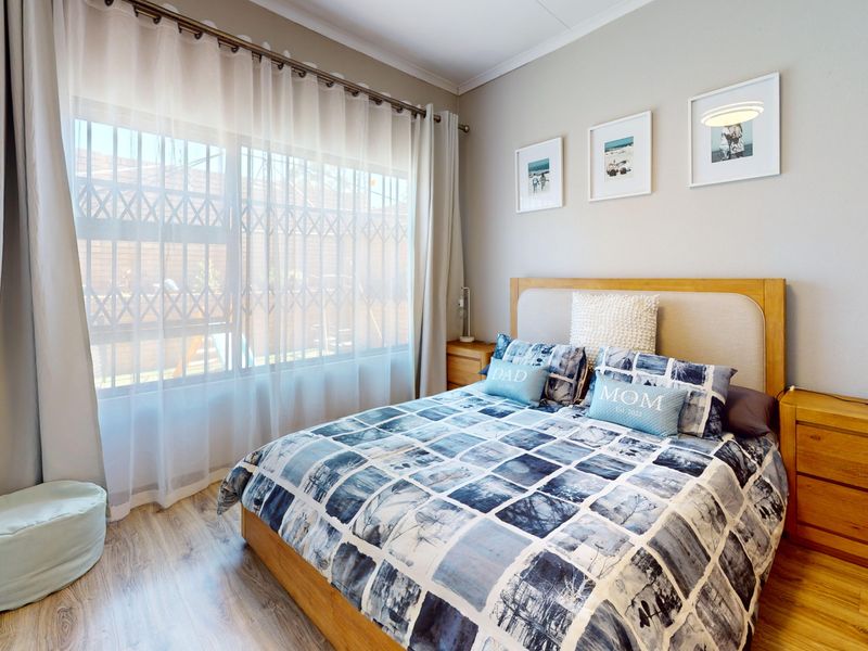 Sophisticated Open-Plan Living with Timeless Appeal - Photo 9