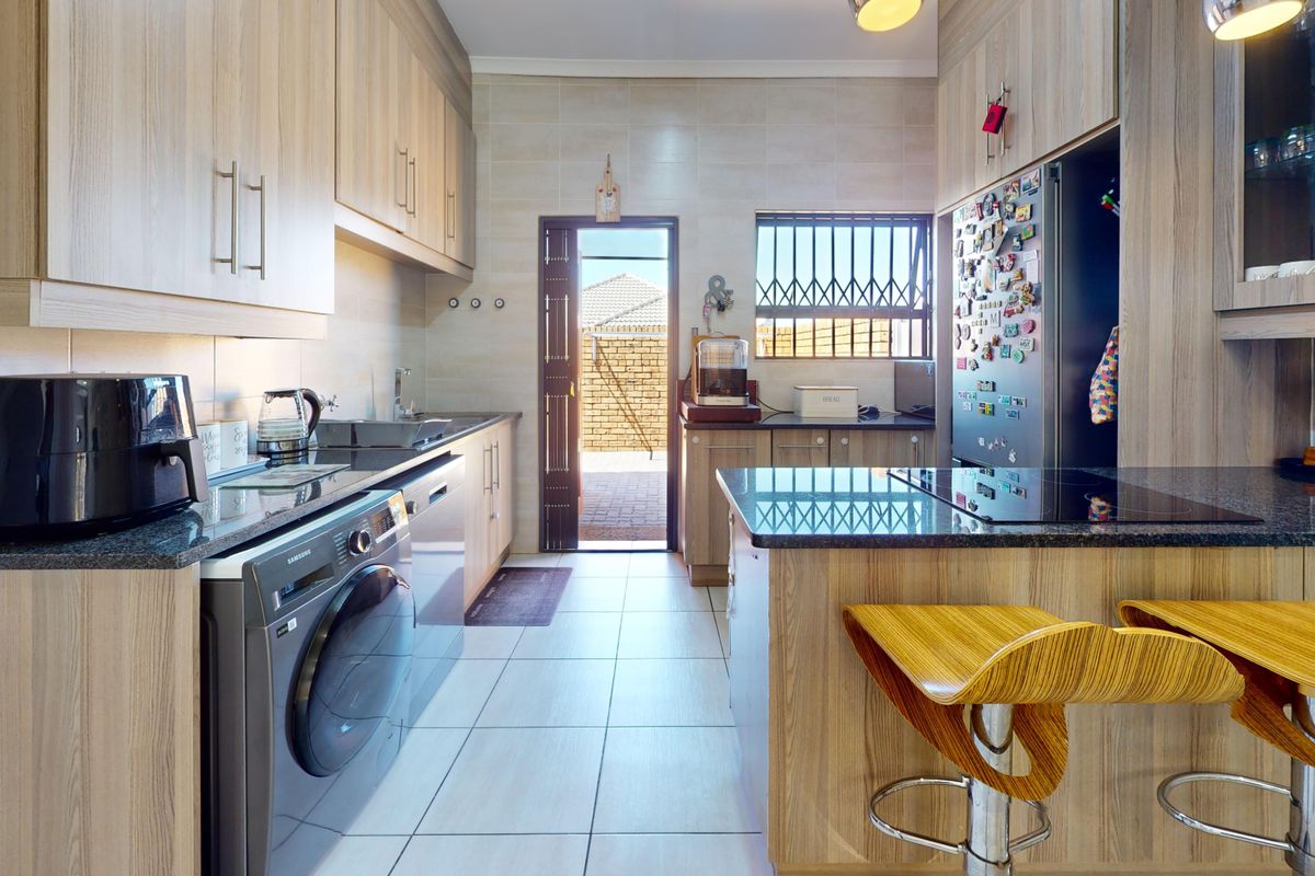 Sophisticated Open-Plan Living with Timeless Appeal - Photo 3